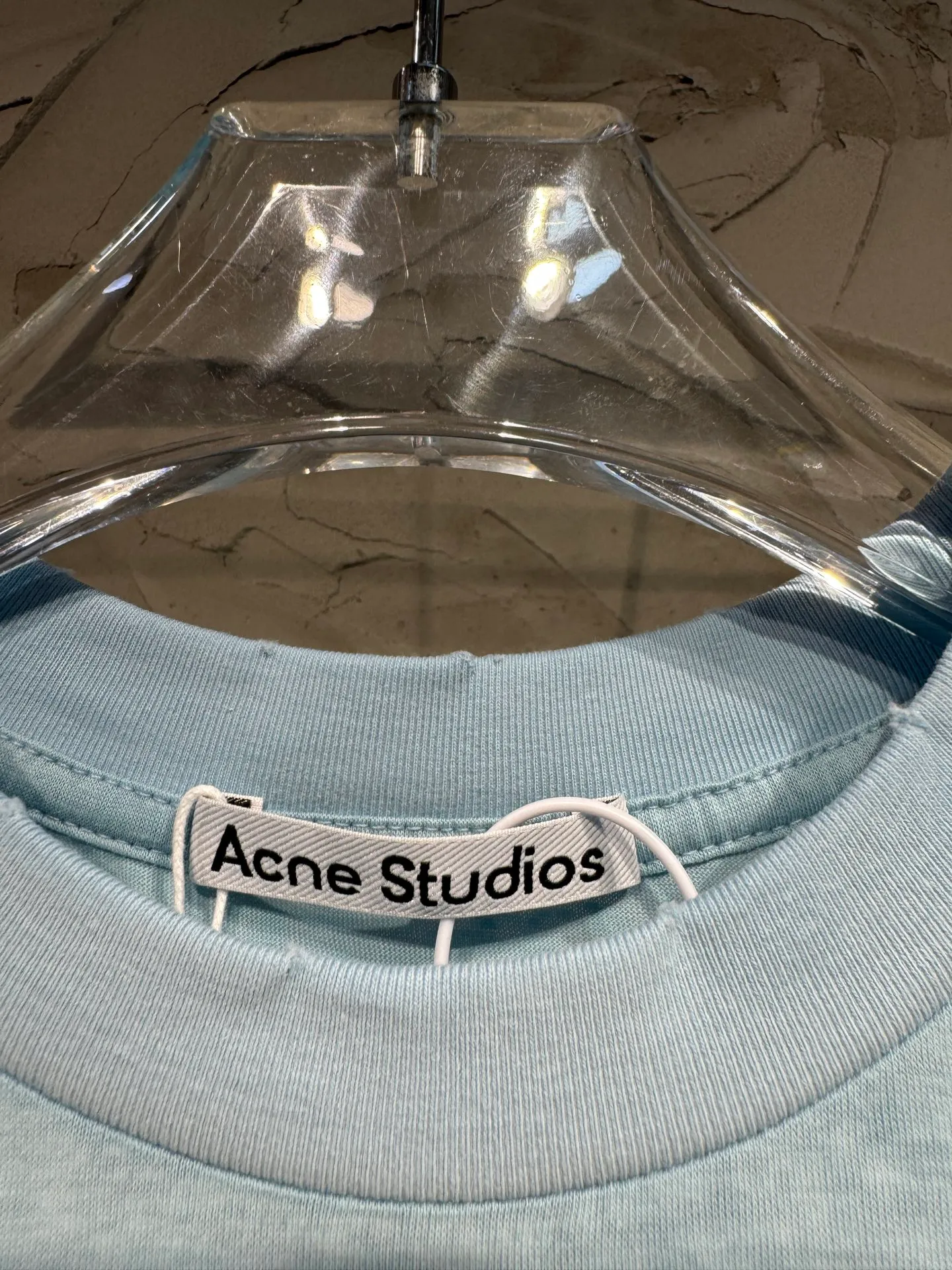 The highest version of Acne Studios long-sleeved Series distressed, dirty and mud-dyed long-sleeved T-shirts. The long-sleeved T-shirts with stir-fried colors and distressed edges are not picky. The snowflake cotton fabric feels soft and smooth and is not easy to wash. The fabric has been processed so it is sturdier than the quality ones in the counter. It can be used as sun protection clothing in summer. The same fabric as the original one is relatively thin. The feel and count are in place. The fried yellowing effect is cool. The printing effect is also in place. Details are online for comparison. 1 color four sizes #long sleeve t-shirt # #acne Color: White, Black, Light Blue, Light Pink, Purple Size: S M LXL